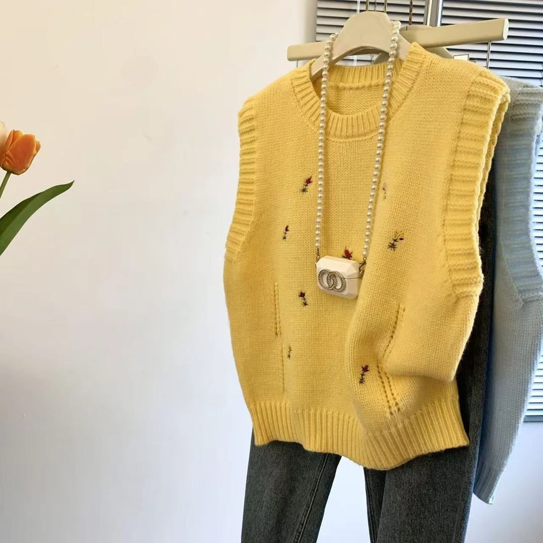 刺绣无袖毛衣马甲女2025春季新款学院风叠穿外搭减龄针织马夹背心