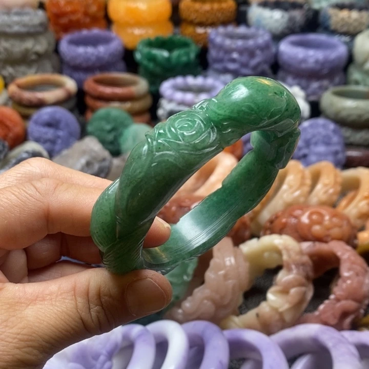 未镶嵌手镯石英质玉（佘太翠）
