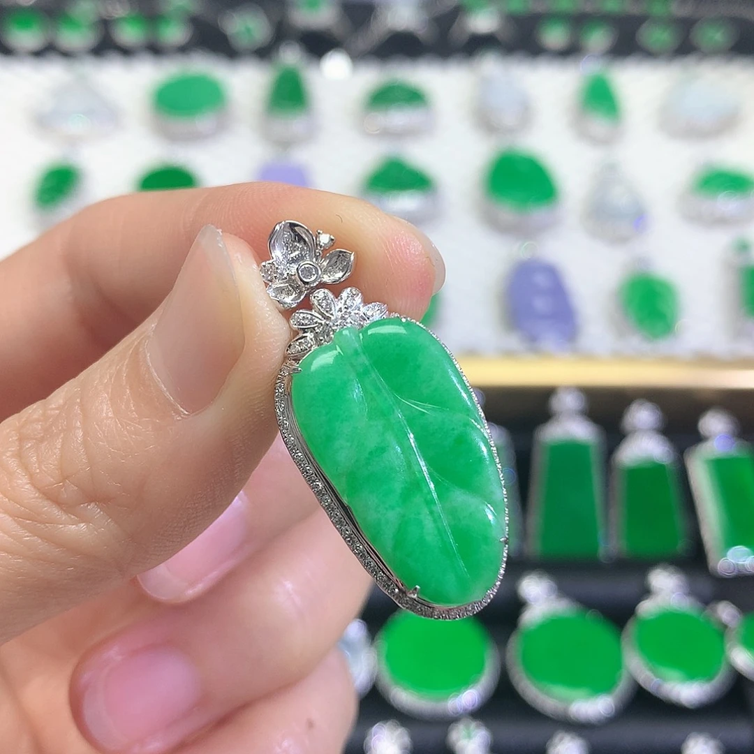 颈饰18K金镶嵌翡翠吊坠