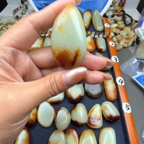 和田玉颈饰未镶嵌爱****动
