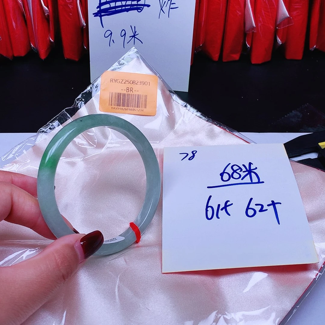 翡翠未镶嵌手镯78。