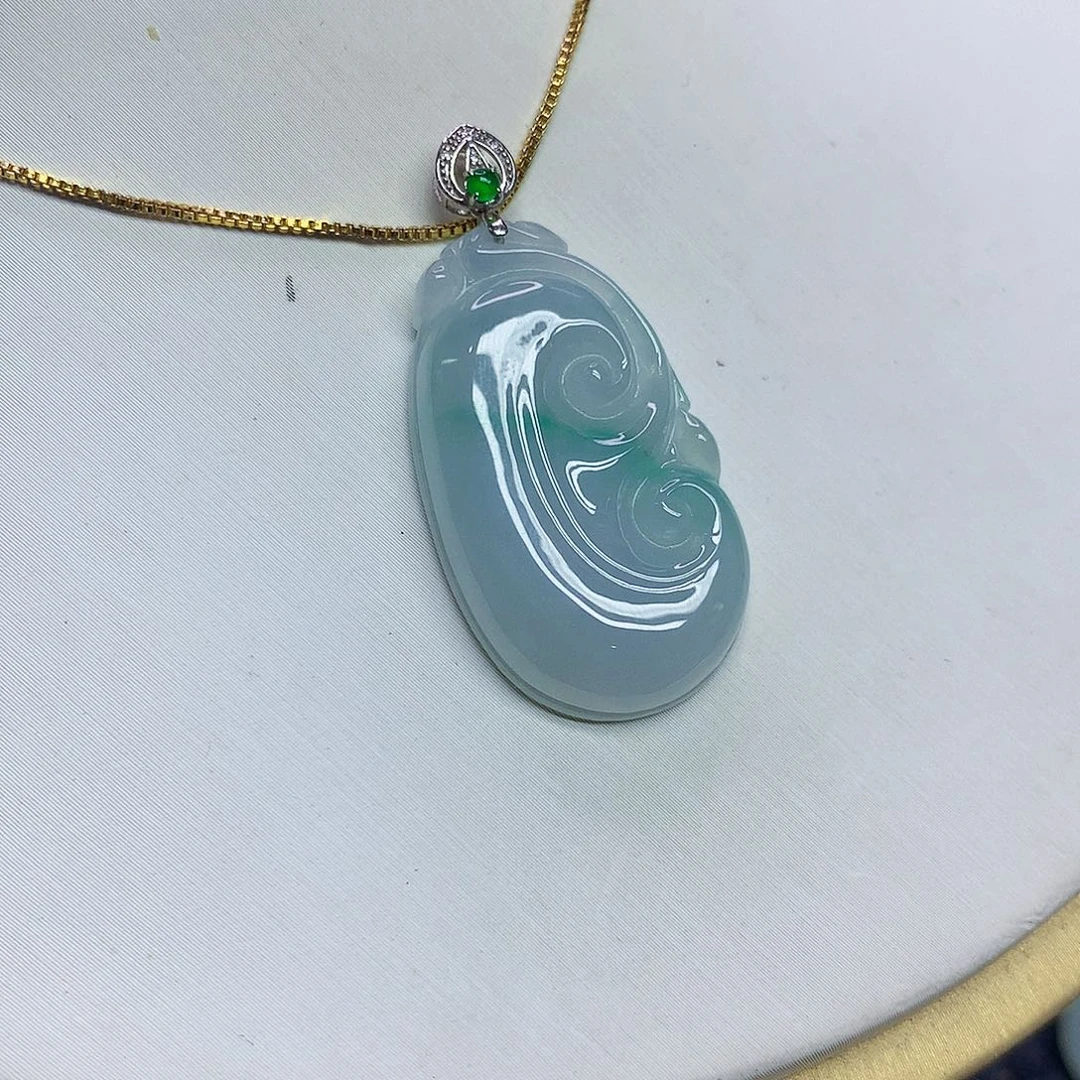 翡翠18K金镶嵌颈饰如意