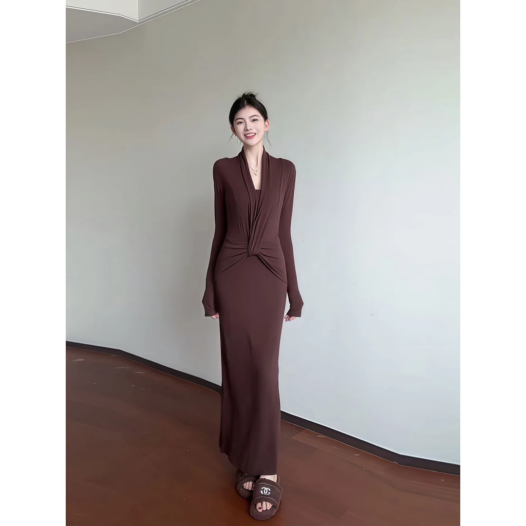 纯欲辣妹扭结V领长袖连衣裙女秋冬新款气质修身收腰显瘦包臀长裙