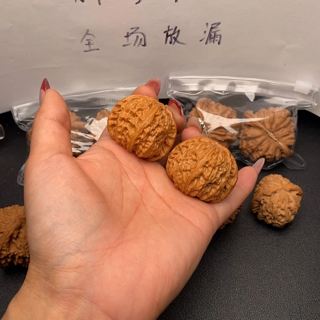 库***西文玩核桃把件白狮子一只修尖