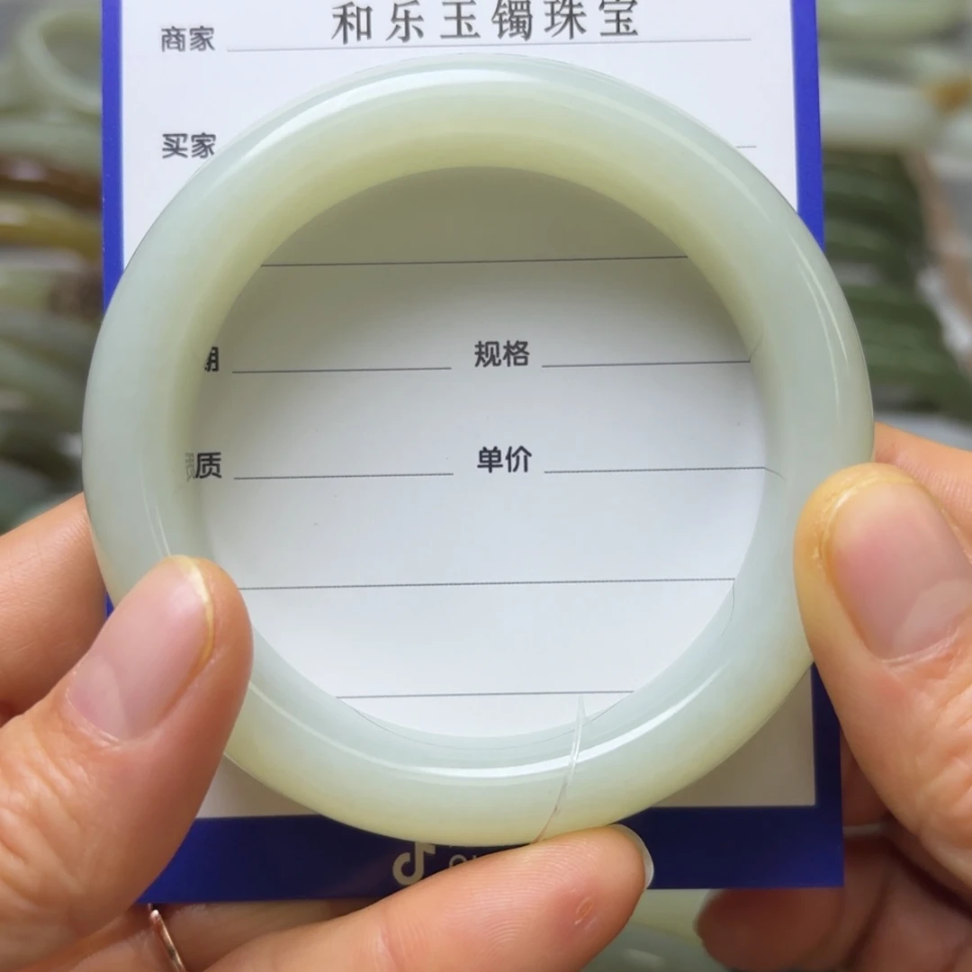 和田玉手镯未镶嵌：****?