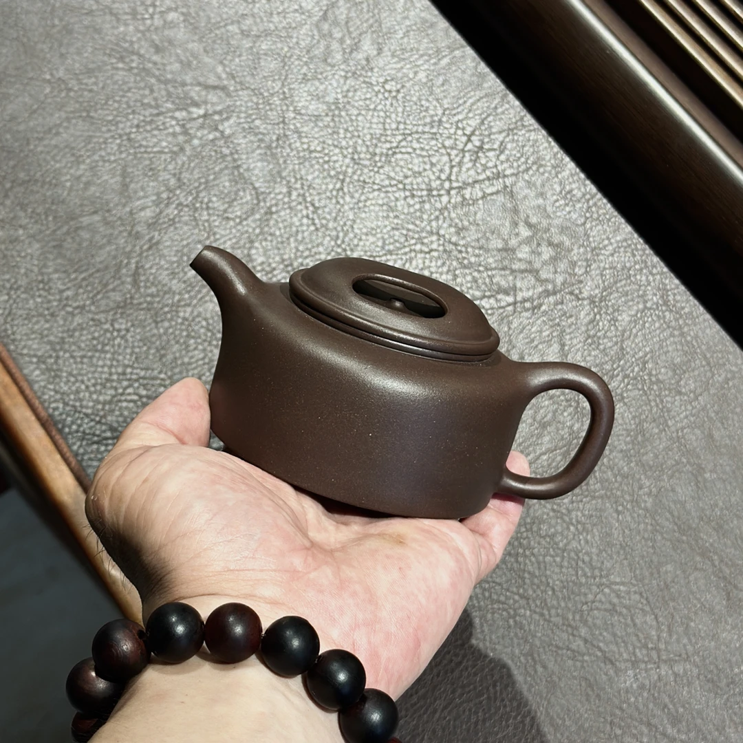 宜兴紫砂壶 ,牛盖莲子 · 老紫泥 · 235cc(14孔)