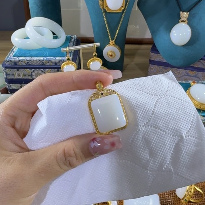 和田玉颈饰18K金镶嵌张****5