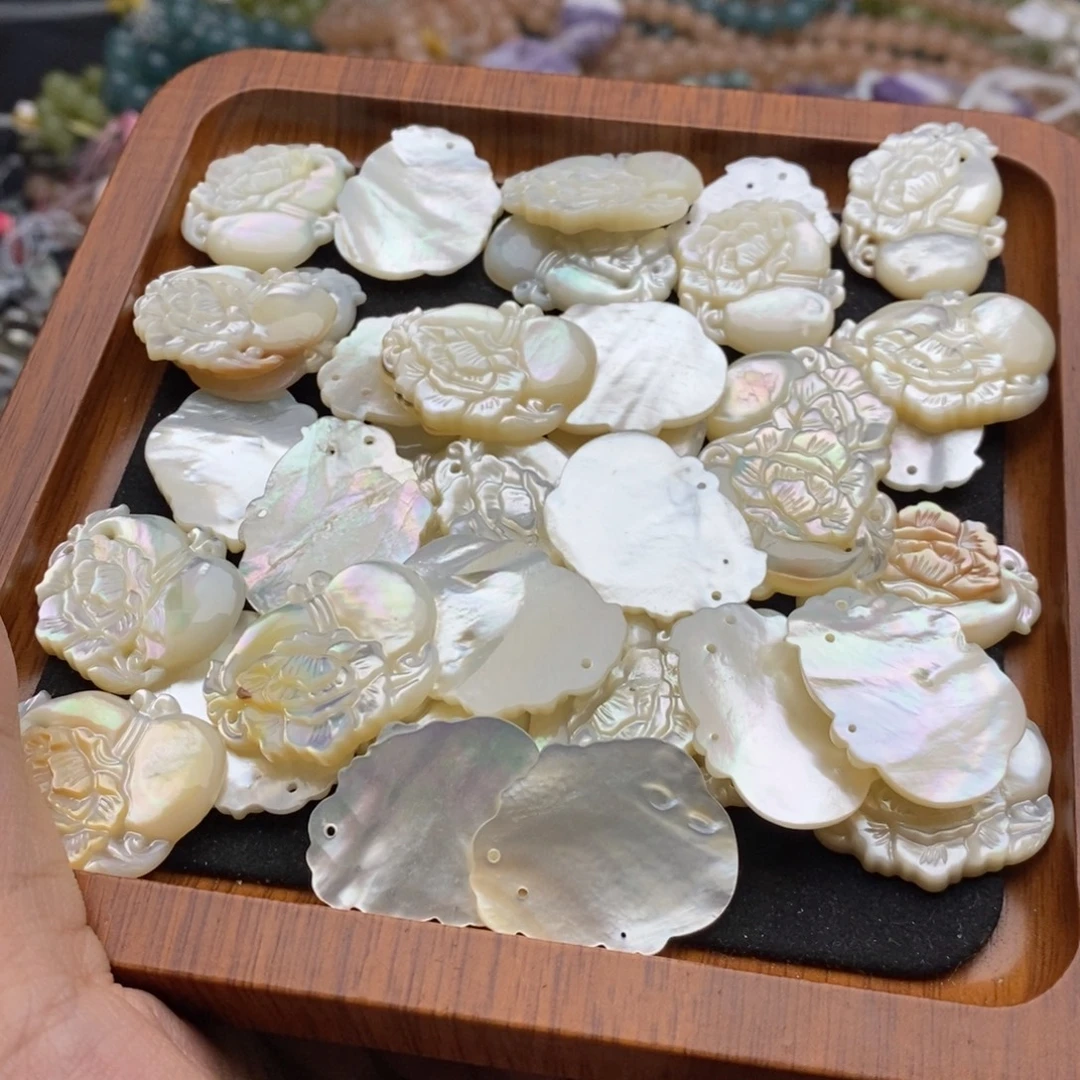 未镶嵌玛瑙/玉髓珠宝半成品一个天然白蝶贝雕刻牡丹葫芦