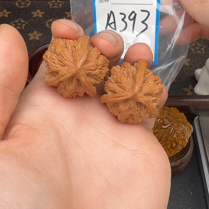 山***处文玩核桃吊坠麦虎三棱