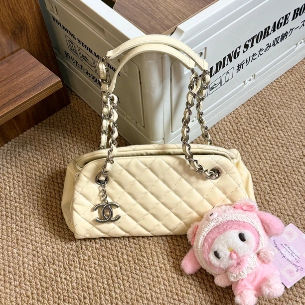 95新 Chanel/香奈儿 奶昔白三角保龄球小号/CC