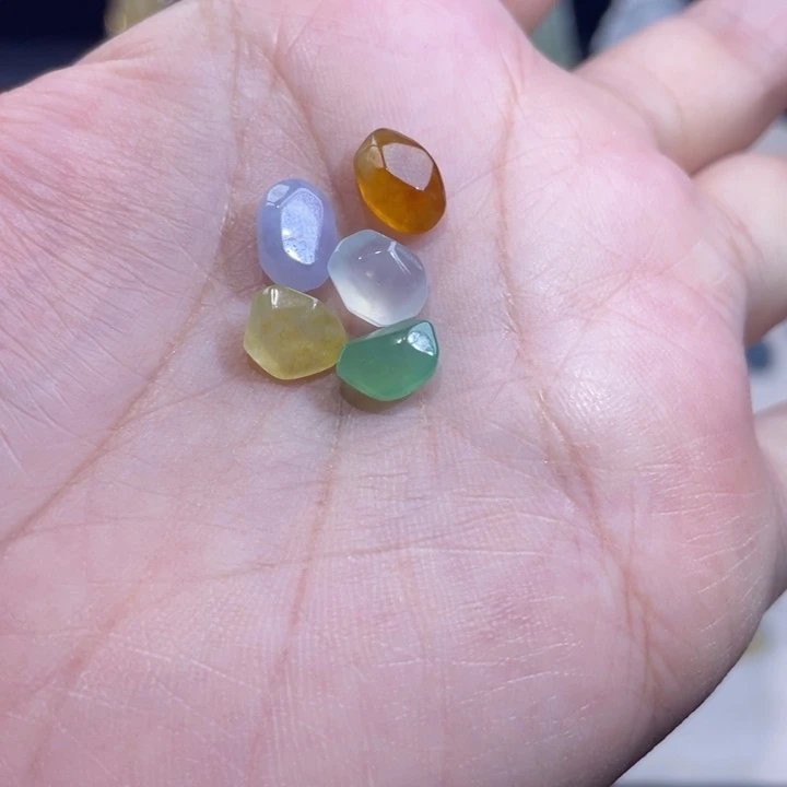 翡翠未镶嵌颈饰随行