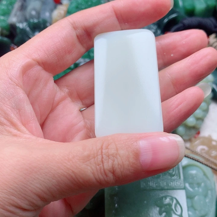 东***置颈饰未镶嵌和田玉