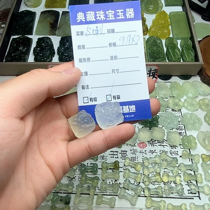 蛇纹石玉未镶嵌颈饰乌*