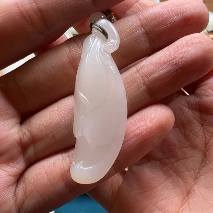 和田玉未镶嵌颈饰玉兰花