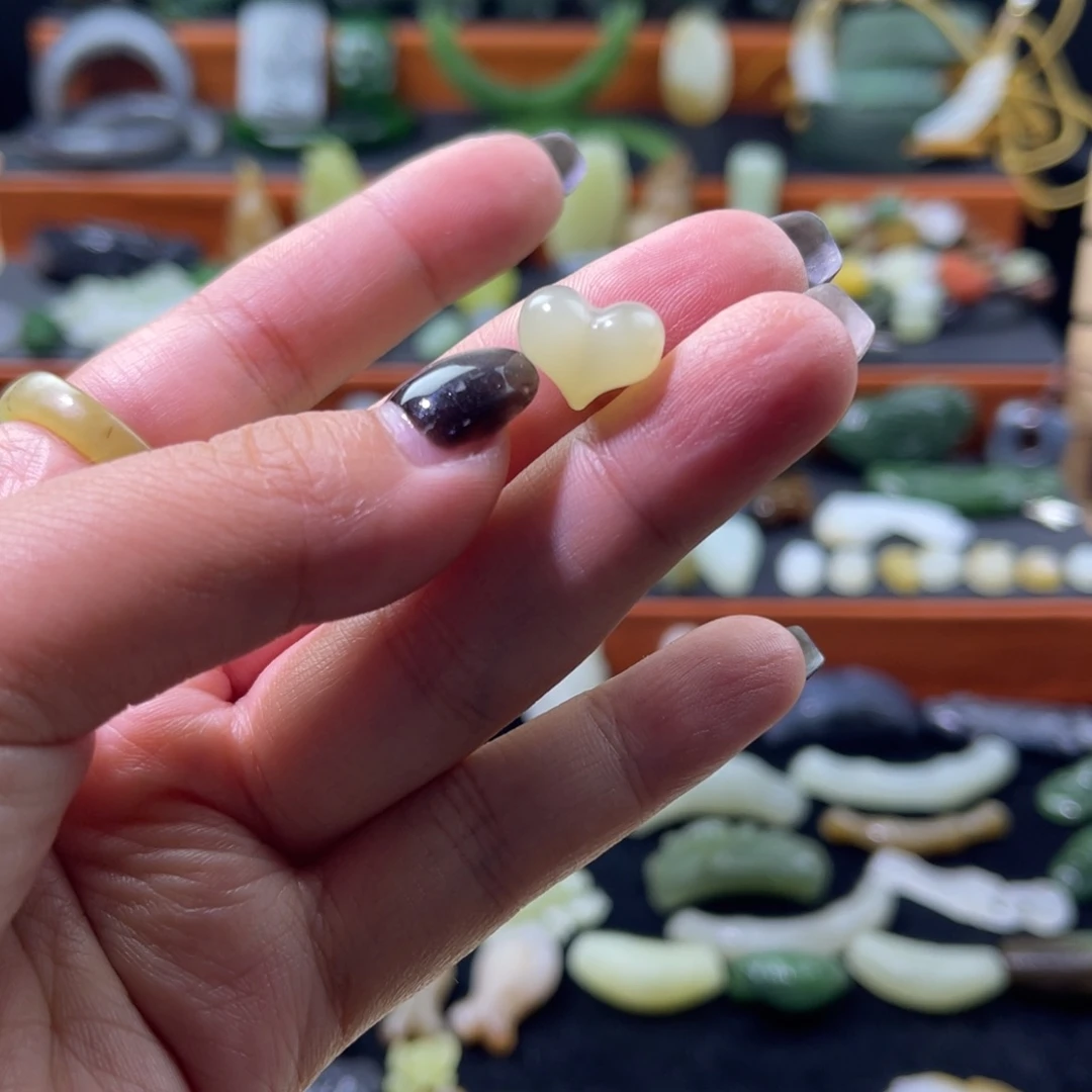 咿***呀和田玉未镶嵌颈饰