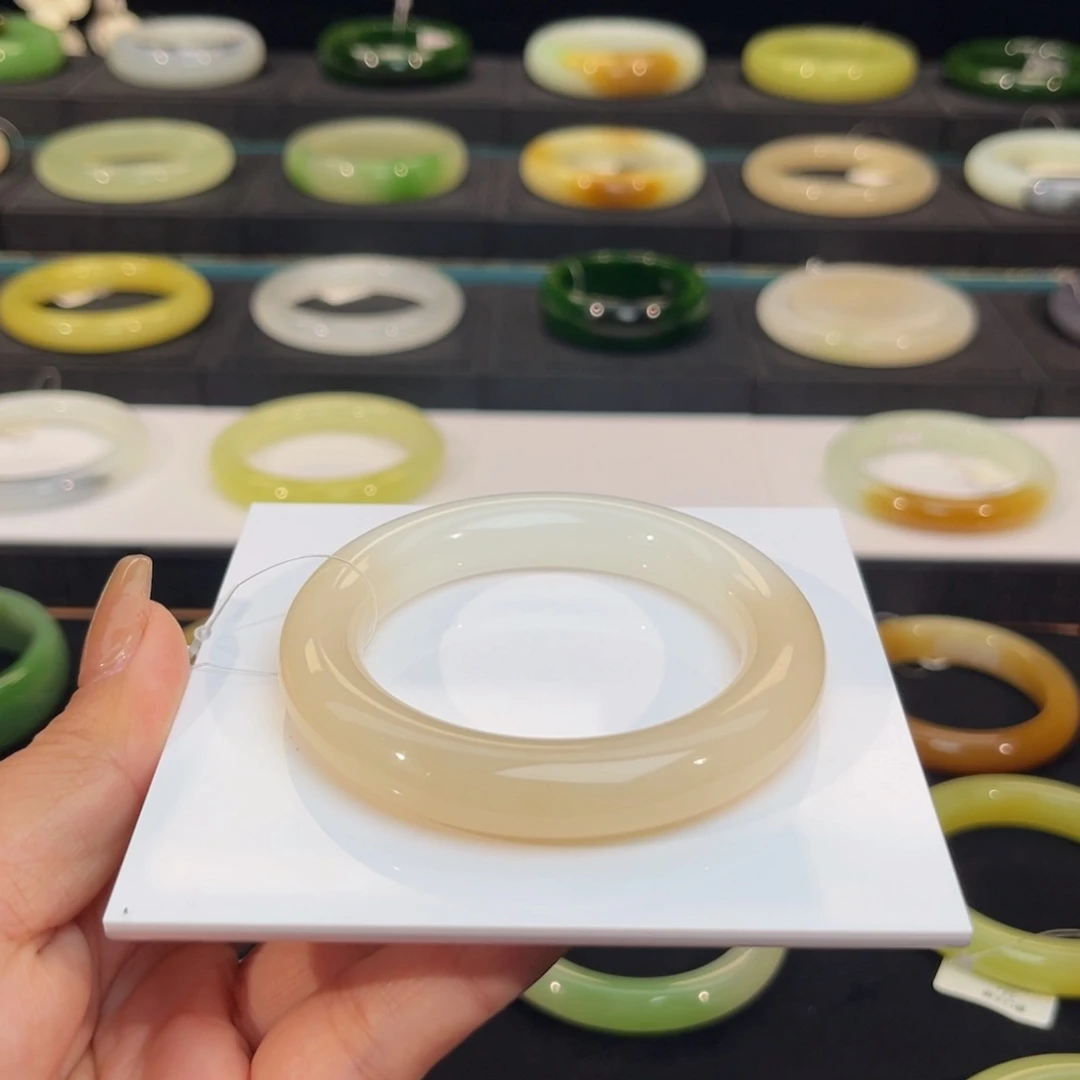 未镶嵌手镯和田玉-粉白双色胖圆