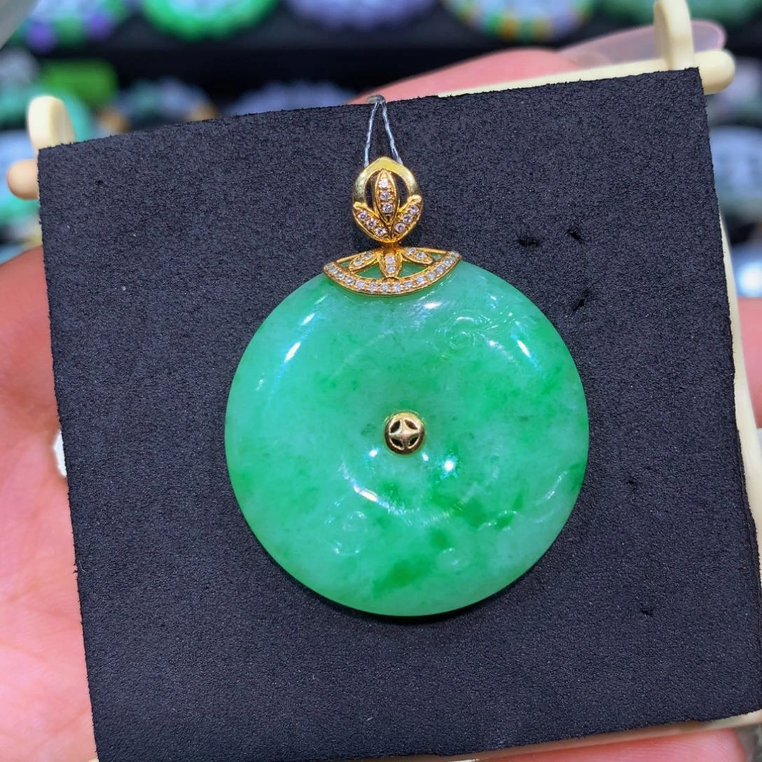 翡翠18K金镶嵌颈饰翡翠