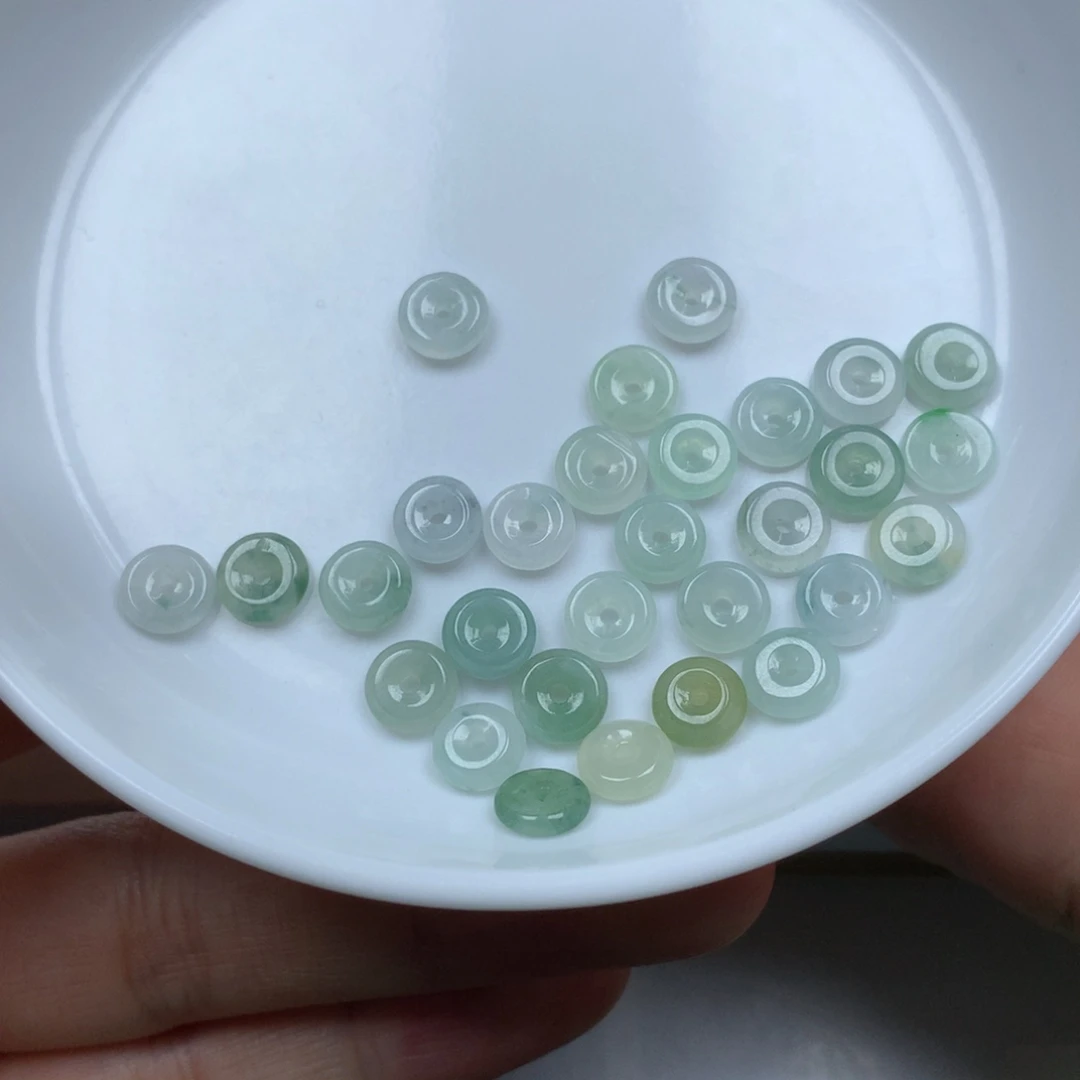 翡翠颈饰未镶嵌用****5扣子。30颗。