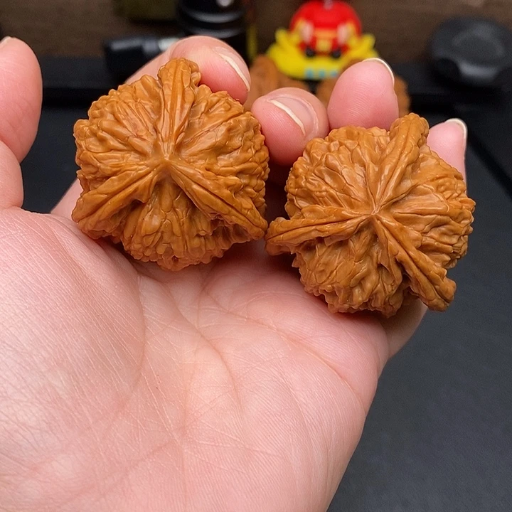 张***涛文玩核桃把件白奔