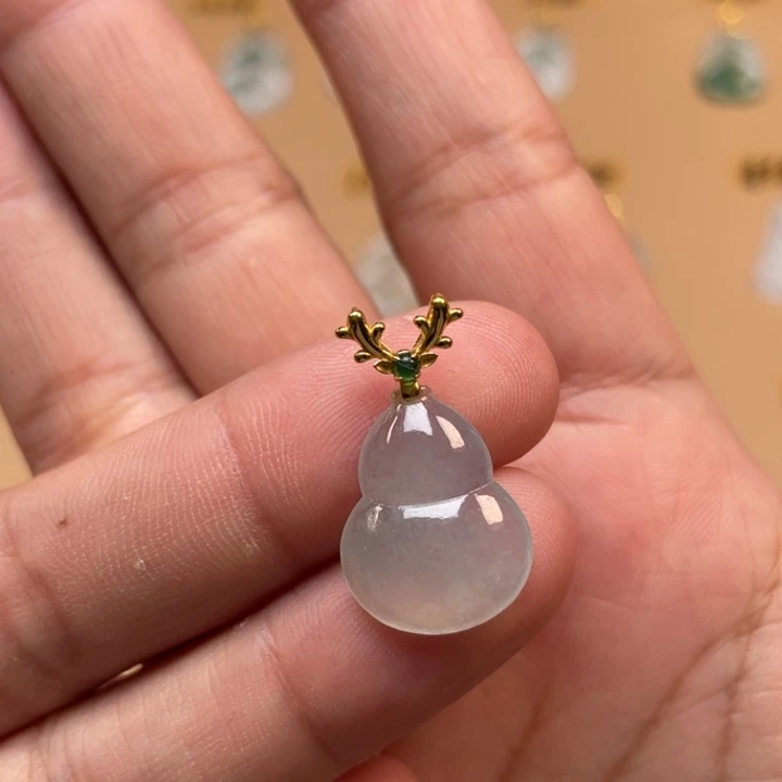 翡翠18K金镶嵌颈饰葫芦