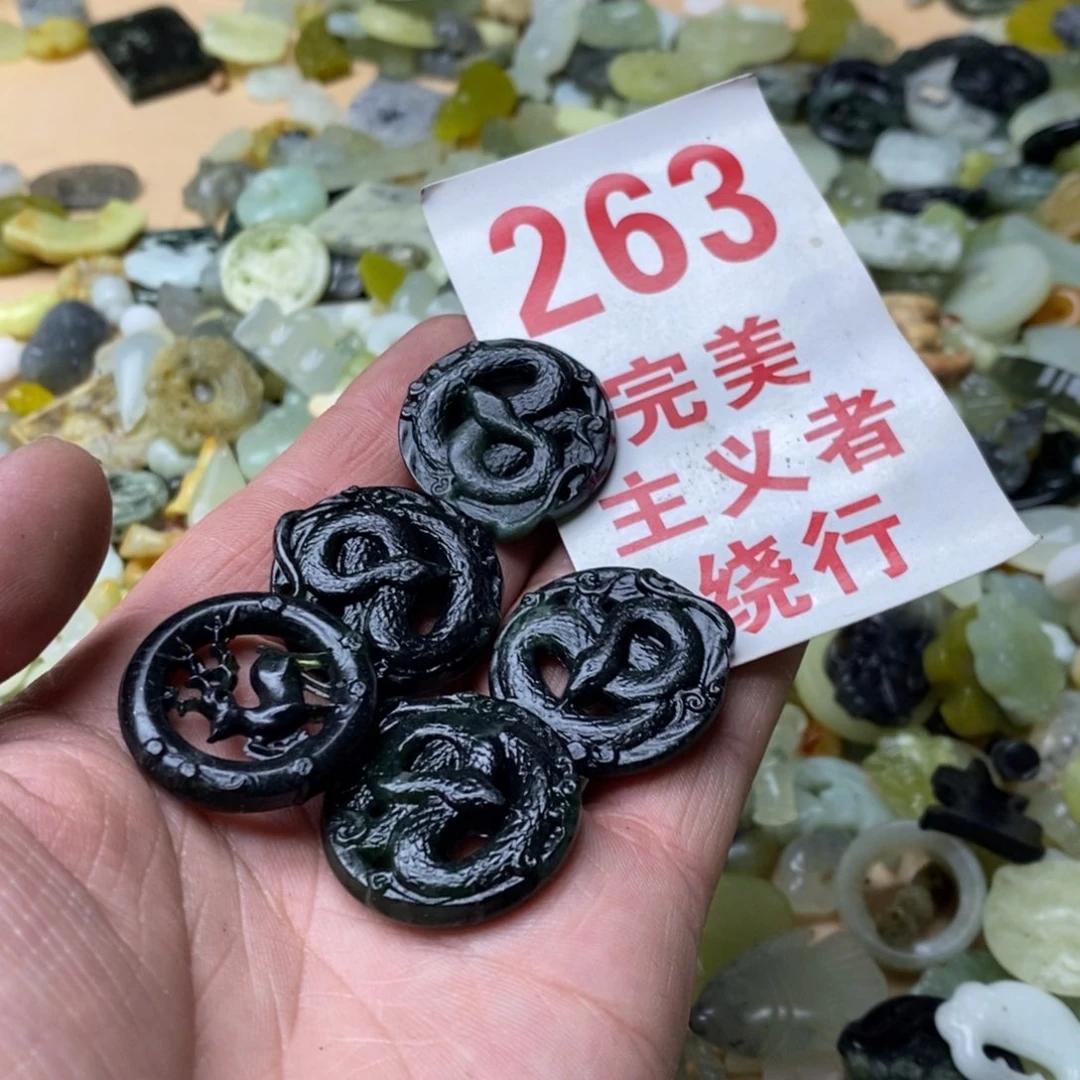 蛇纹石玉挂坠未镶嵌
