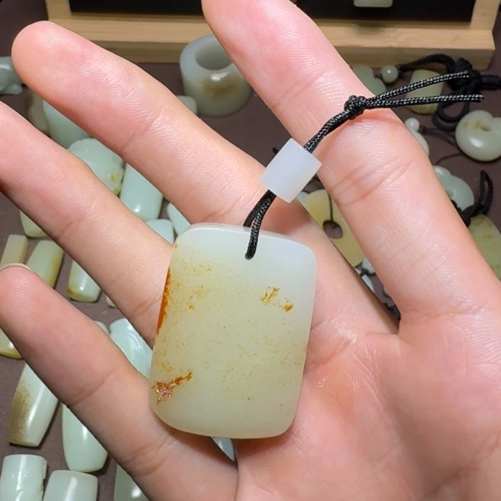 劉***o和田玉未镶嵌颈饰