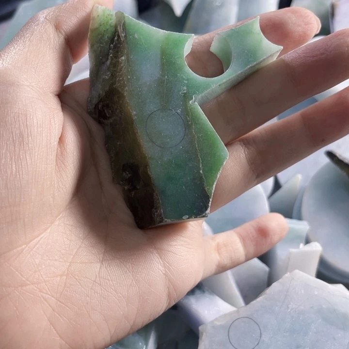翡翠未镶嵌颈饰1