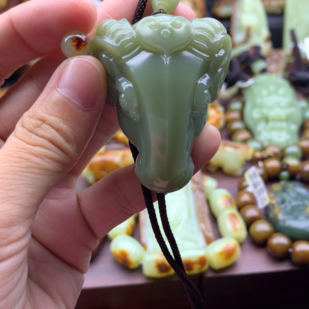 未镶嵌岫岩老玉（透闪石质玉）挂件天*