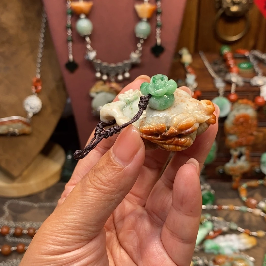 翡翠吊坠(赠链)未镶嵌