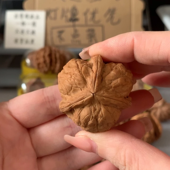 鸿***吊坠文玩核桃异形导致，有瑕疵