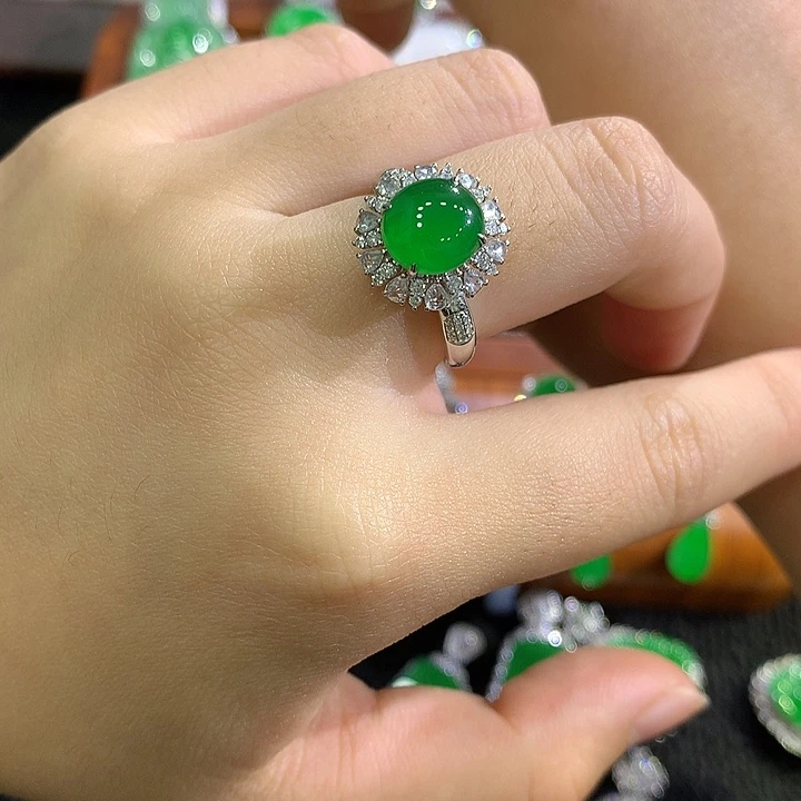 翡翠18K金镶嵌颈饰蛋面