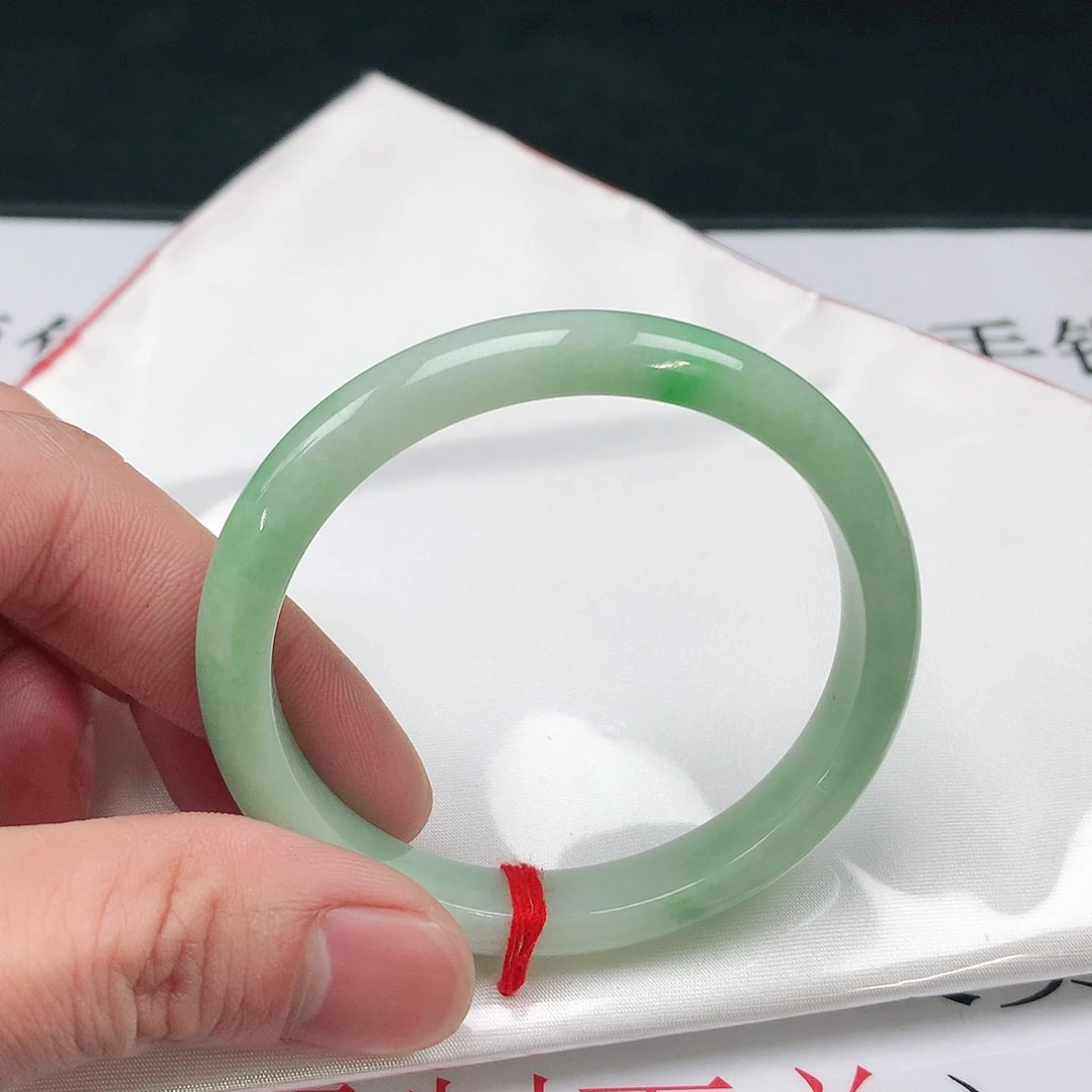 翡翠手镯未镶嵌圈52贵