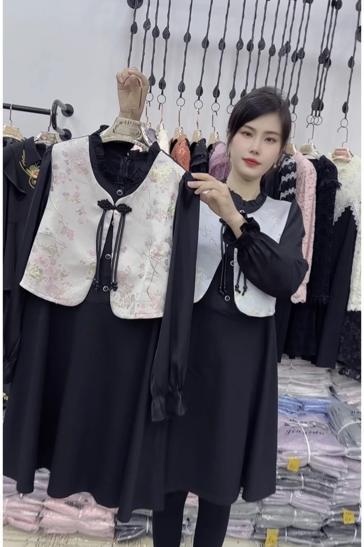 特价圆领盘扣暗花马甲长袖连衣裙大码女装复古风秋冬款显瘦假两件