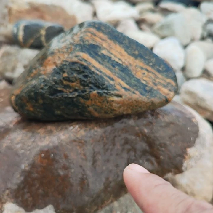 山***红天然原石。办公室摆件