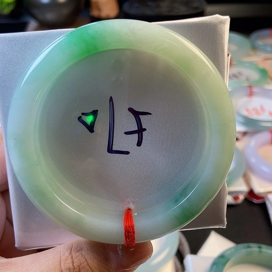 翡翠未镶嵌手镯2飘阳绿