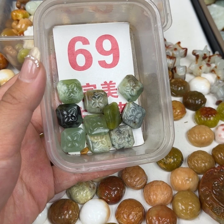 蛇纹石玉足银镀金镶嵌颈饰