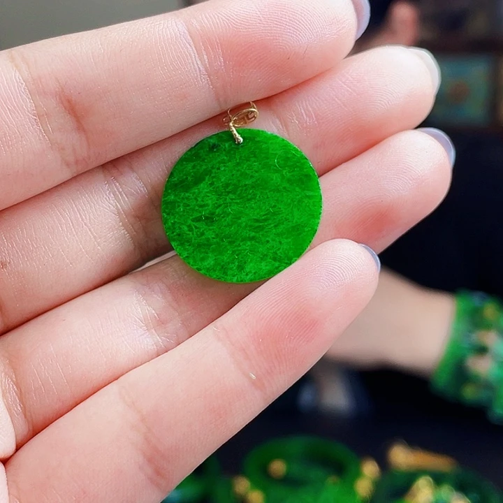 翡翠18K金镶嵌颈饰多样性