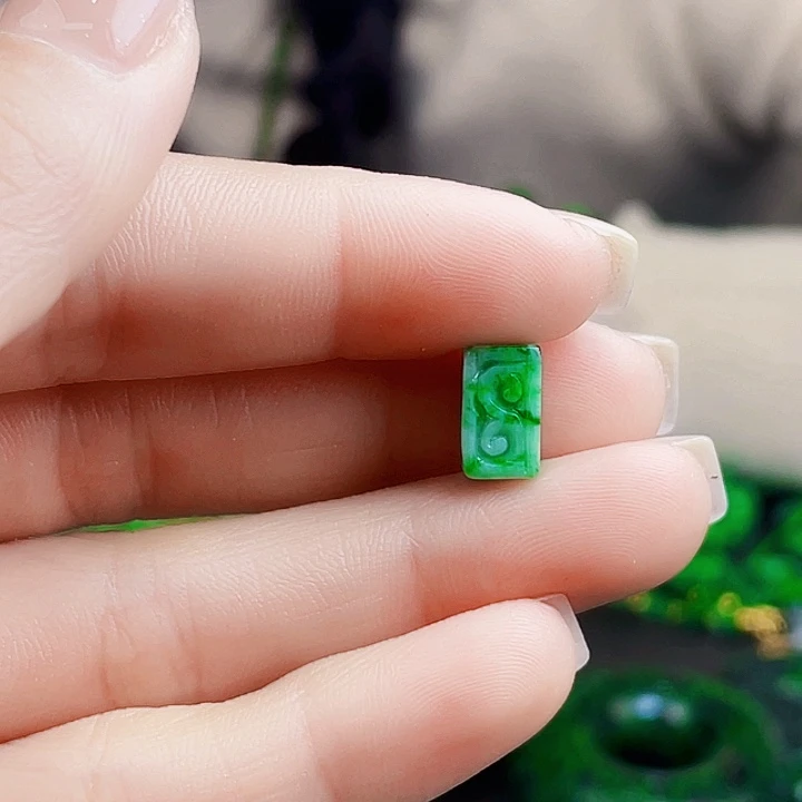 翡翠未镶嵌颈饰多样性