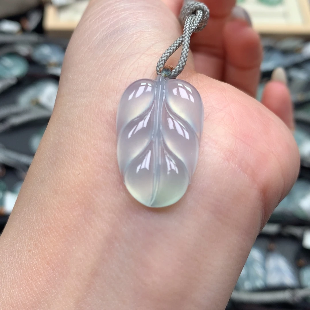 翡翠颈饰未镶嵌叶子