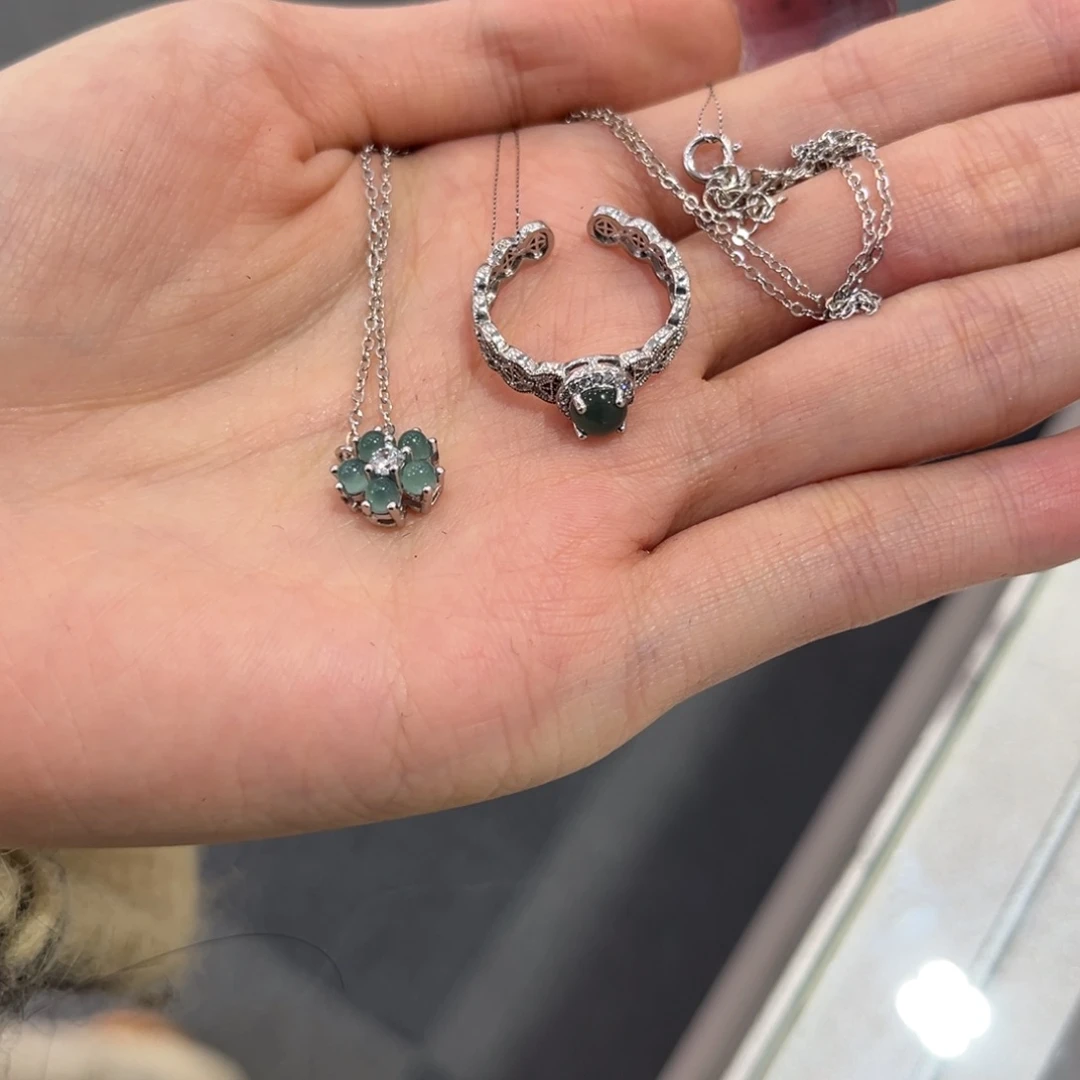 恩***9翡翠未镶嵌耳饰戒指加项链