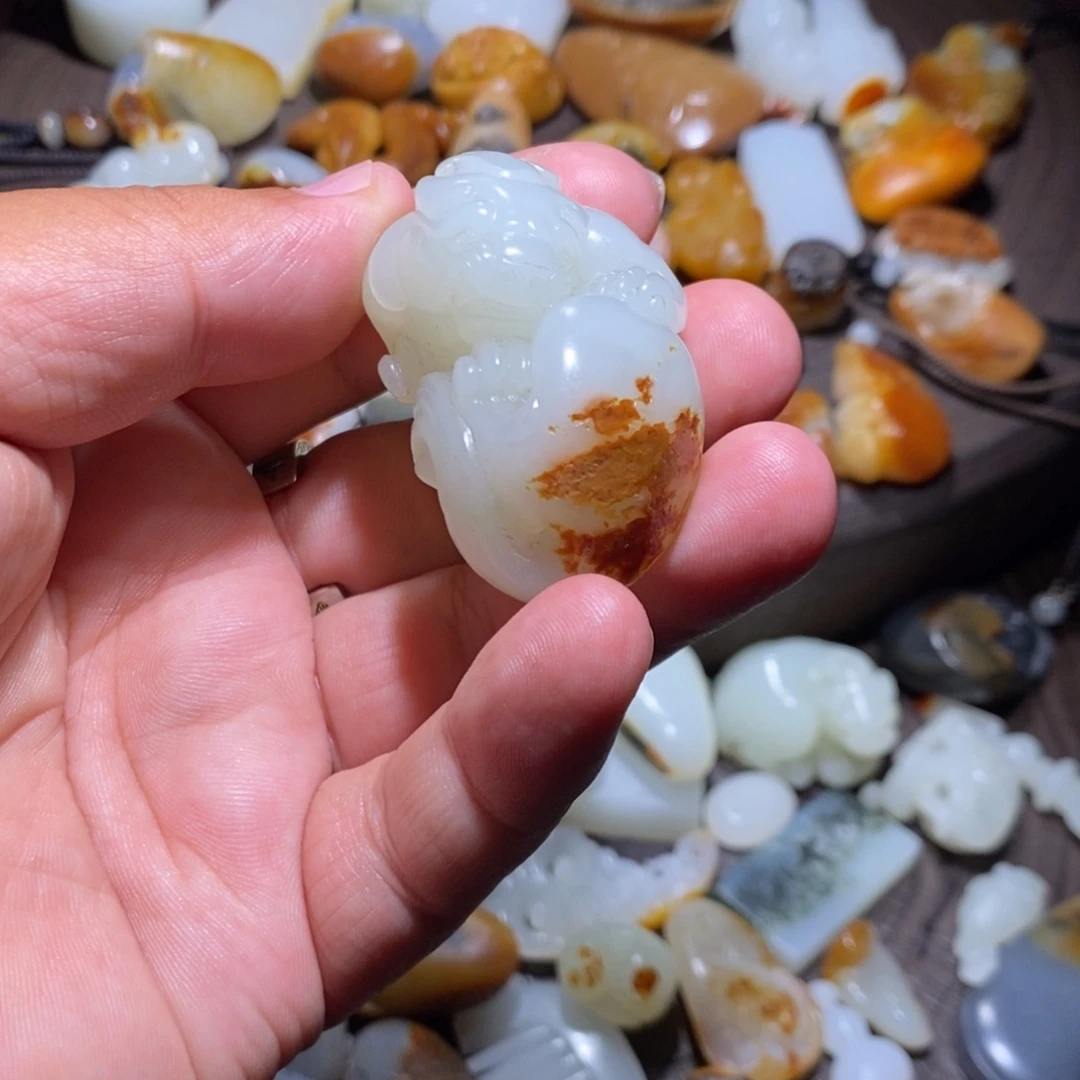 怡***过和田玉未镶嵌颈饰