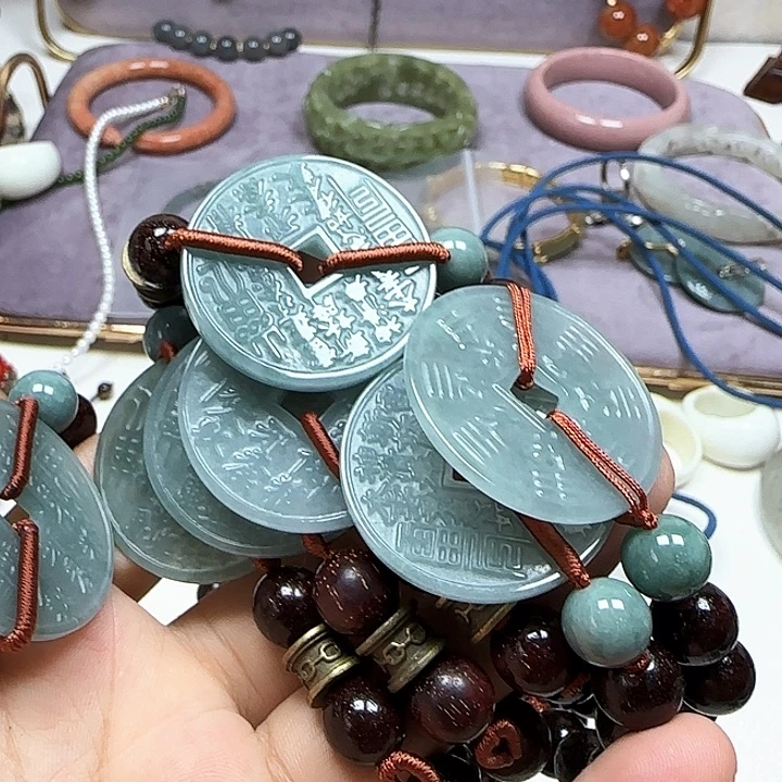 颈饰未镶嵌石英质玉