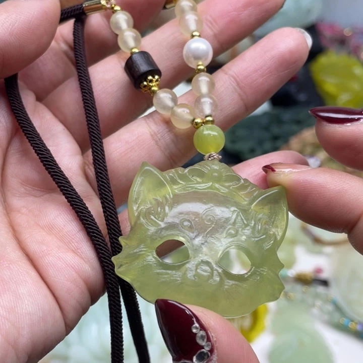 蛇纹石玉未镶嵌颈饰