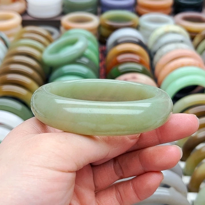 未镶嵌手镯（圆镯）石英质玉