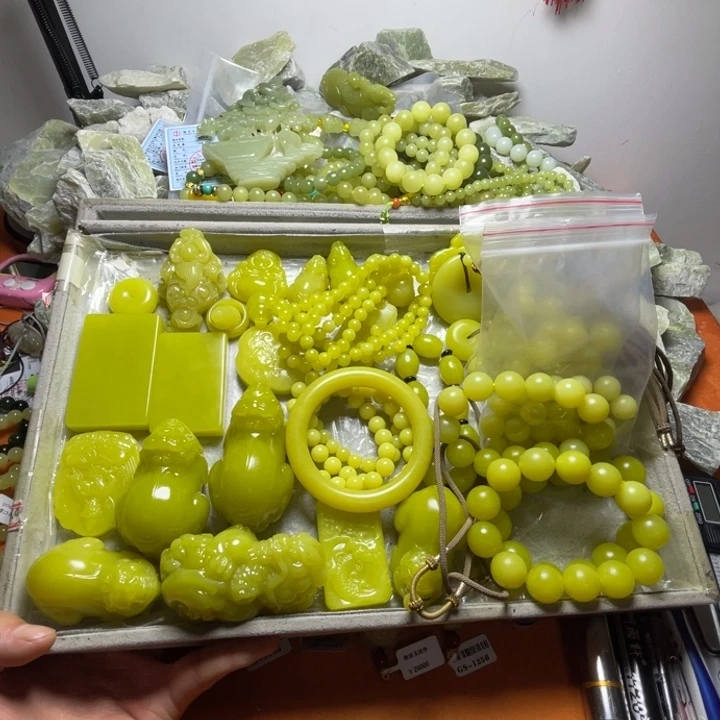 非金属新疆黄玉一盘30多件一起