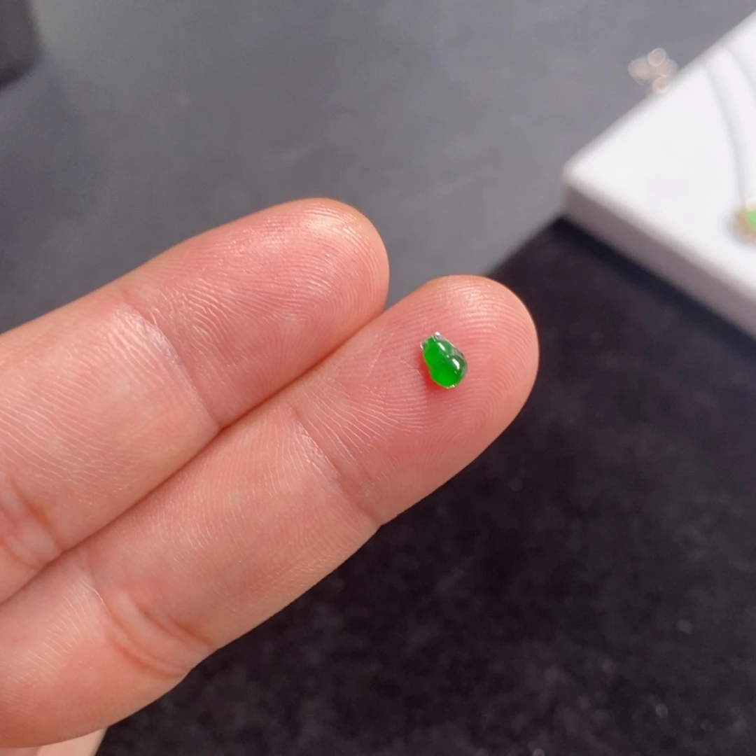 翡翠裸石满绿小葫芦