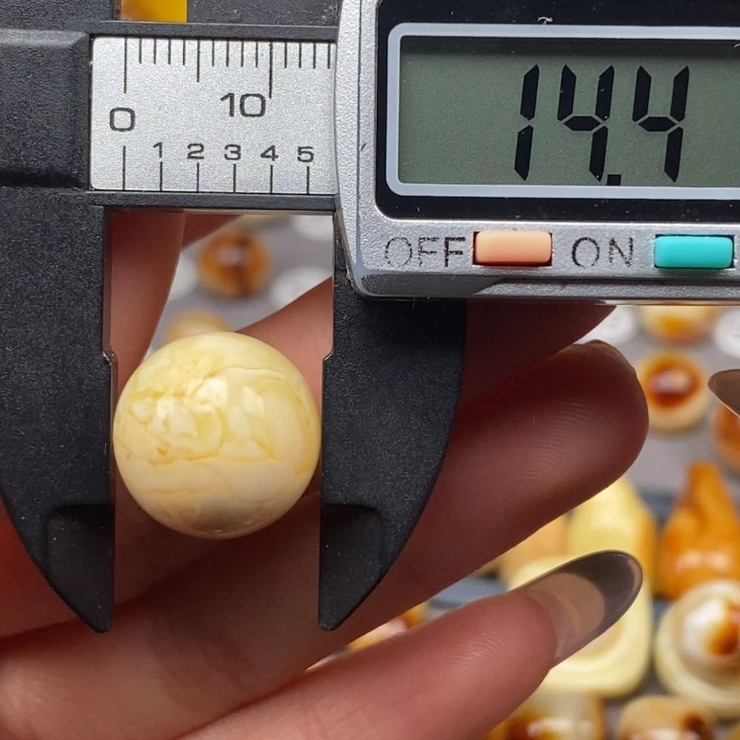 裸石琥珀未镶嵌圆珠