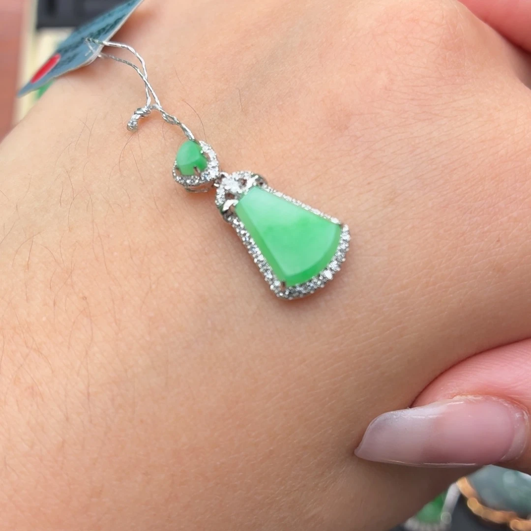 颈饰18K金镶嵌翡翠