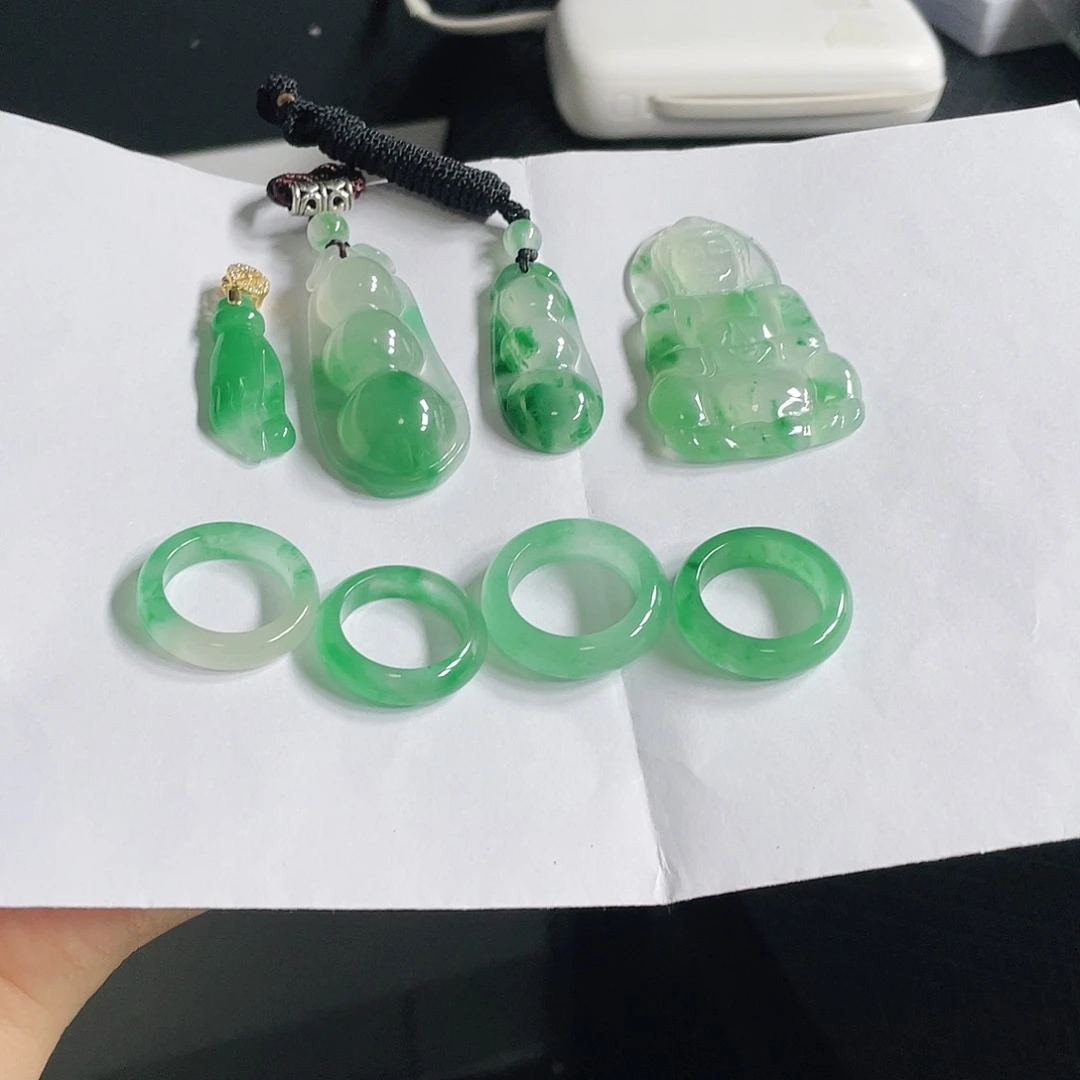 迎***里石英质玉（非洲翠）吊坠未镶嵌
