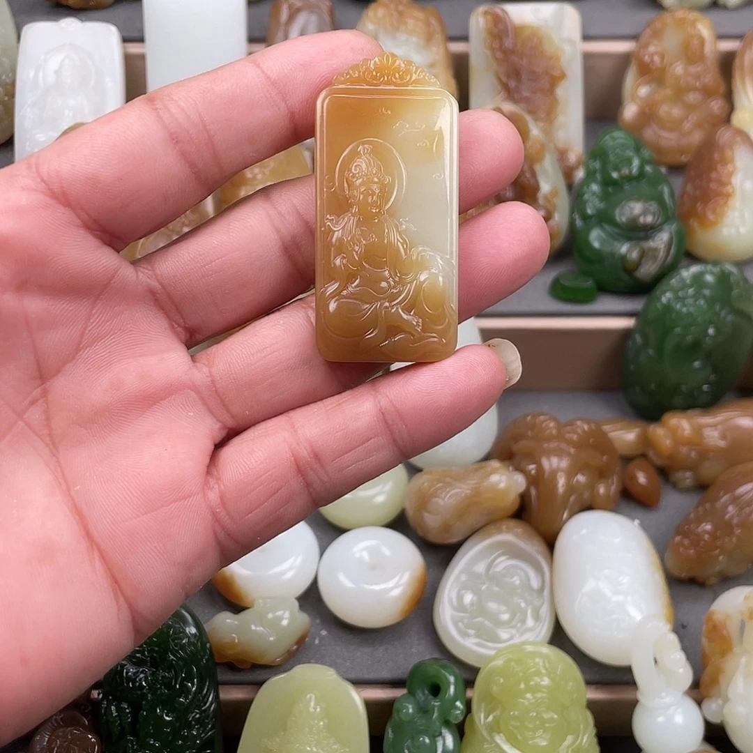 细***败和田玉未镶嵌颈饰